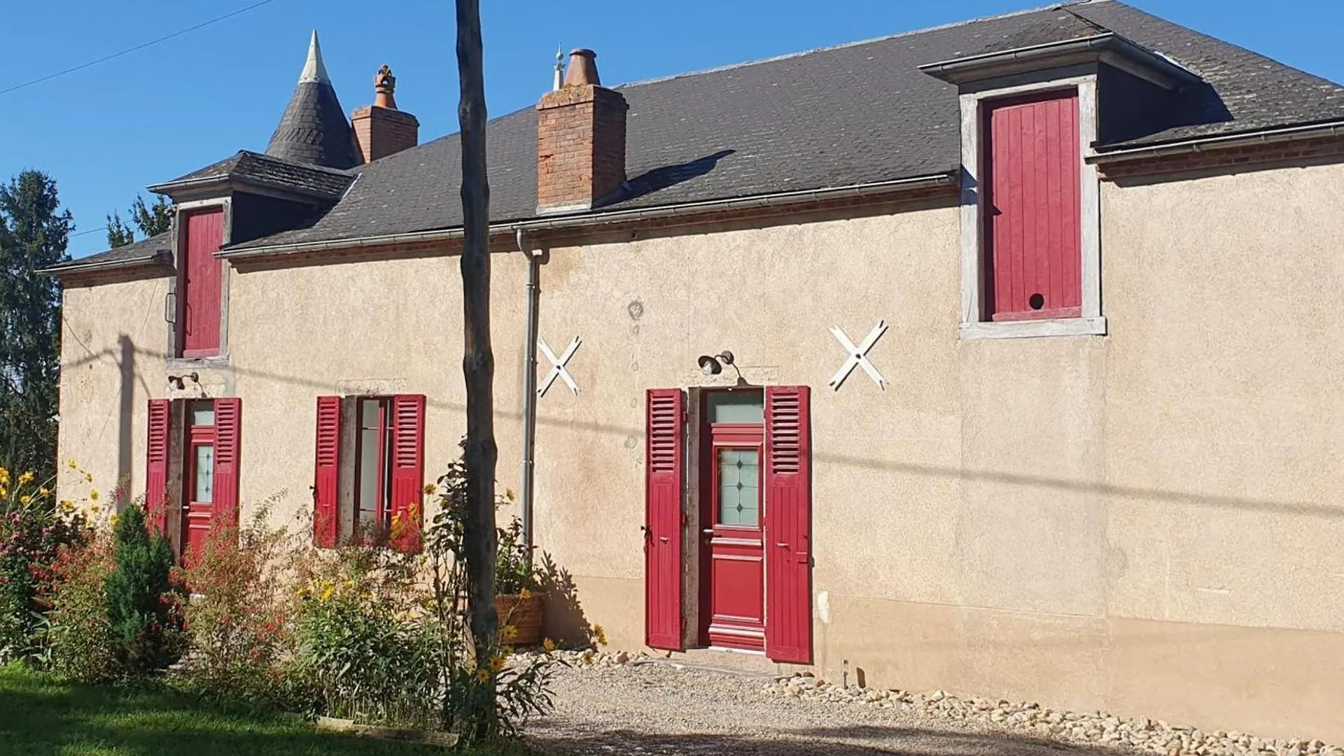 Maison 19Eme Renovee Avec Terrasse Et Bornes De Recharge - Fr-1-489-406 Cindre France